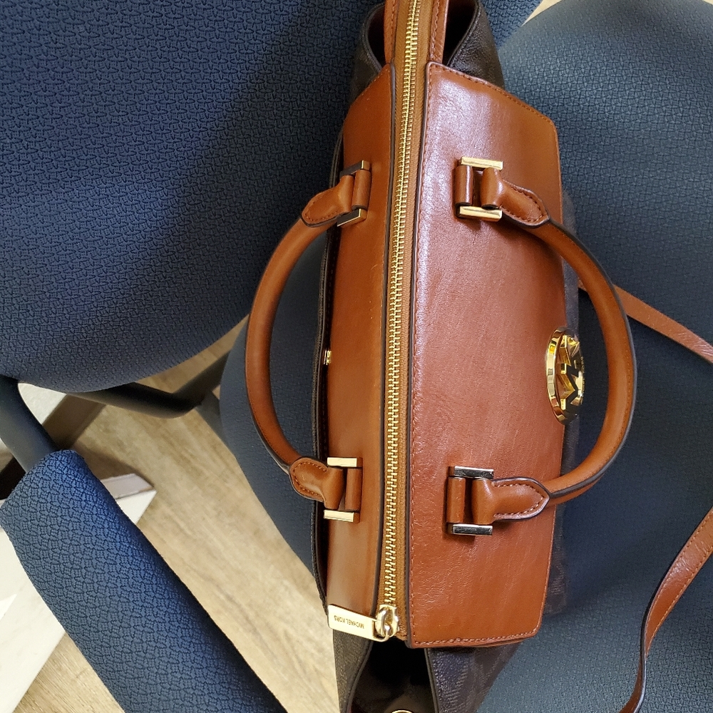 Michael Kors signature  Hudson Satchel - Picture 9 of 16